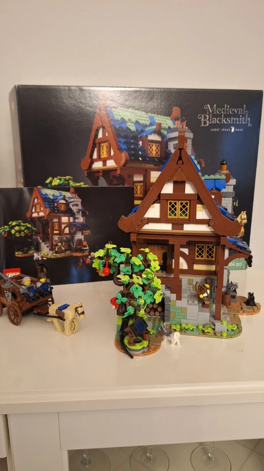 LEGO Ideas 21325 Medieval Blacksmith, foto 1 di 2