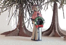 Hudson Pewter Villagers ~ CATHY ~ HOLDING A WREATH  #5254