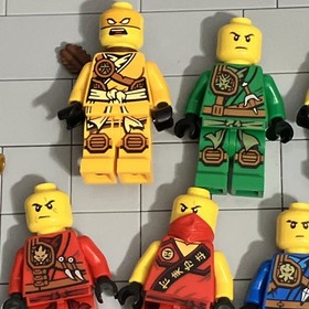 LEGO&reg; Minifigure Lloyd Jungle Knee Pads Tournament 70749 Ninjago H2 3