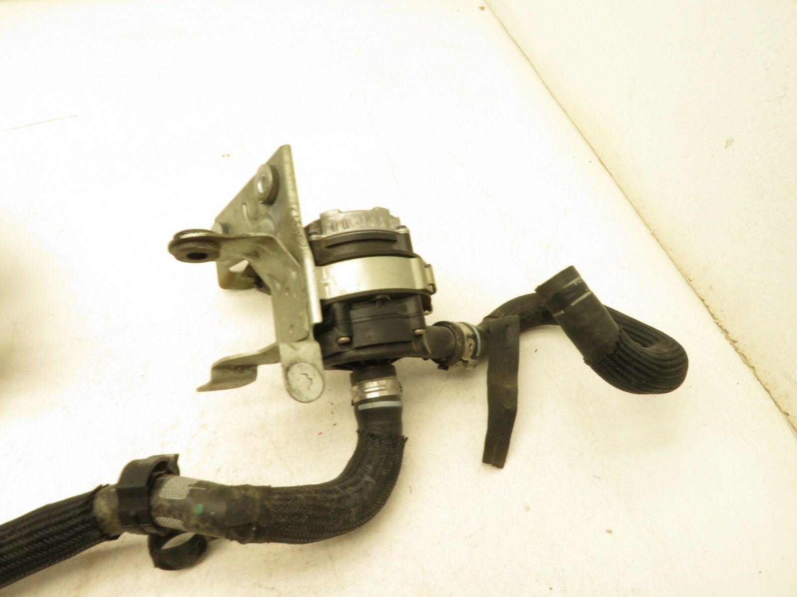 2014-2017 MASERATI GHIBLI SEDAN ELECTRIC SECONDARY COOLANT WATER PUMP BOSCH OEM