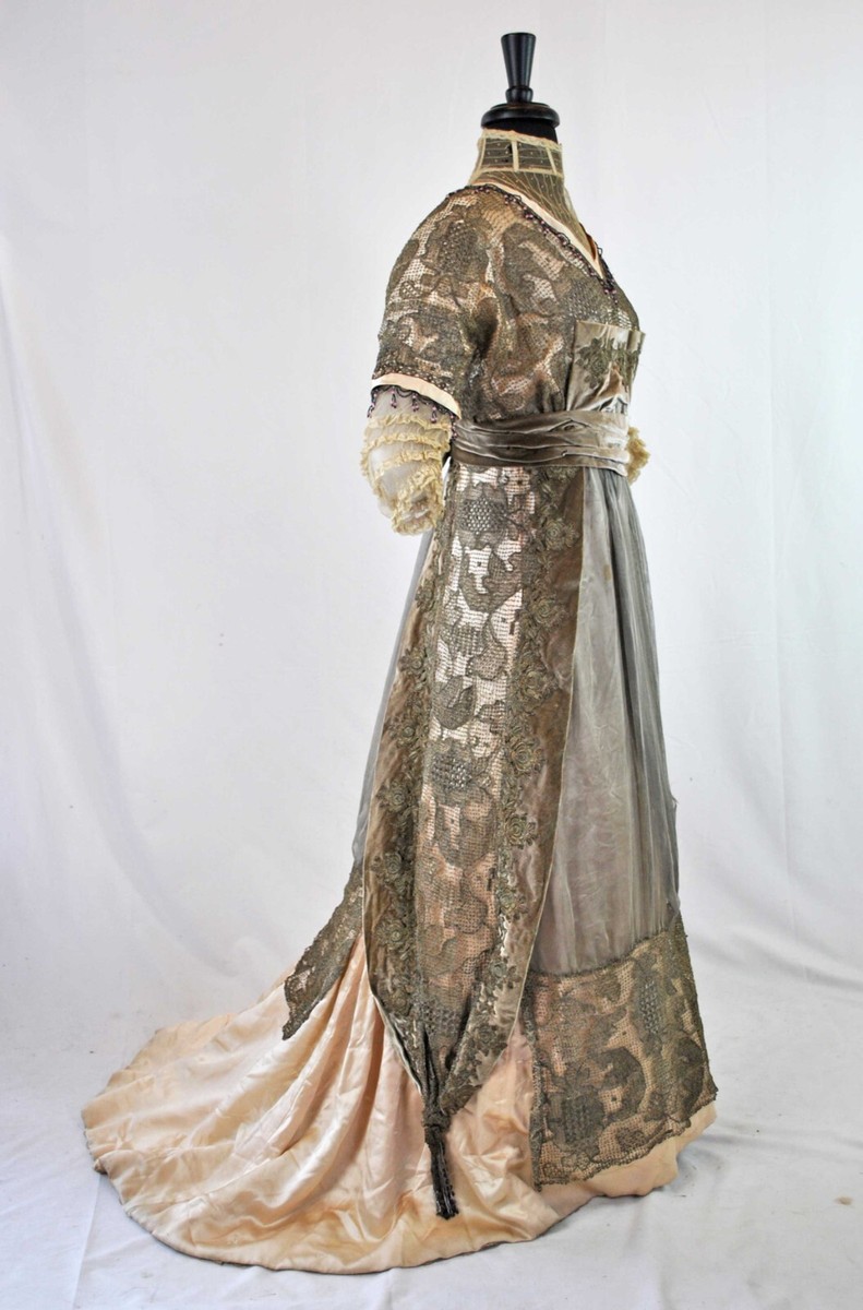 EDWARDIAN AESTHETIC VELVET AND METALLIC LACE TRAINED GOWN, 1905 1910