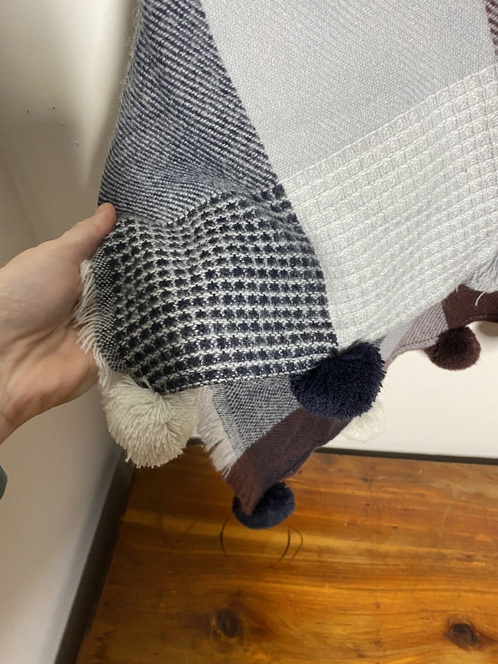 LOFT Outlet Talla Única Granate Gris Azul Marino Envolvente Poncho Pom Pom Dobladillo Detalle Capa Foto 4 de 4