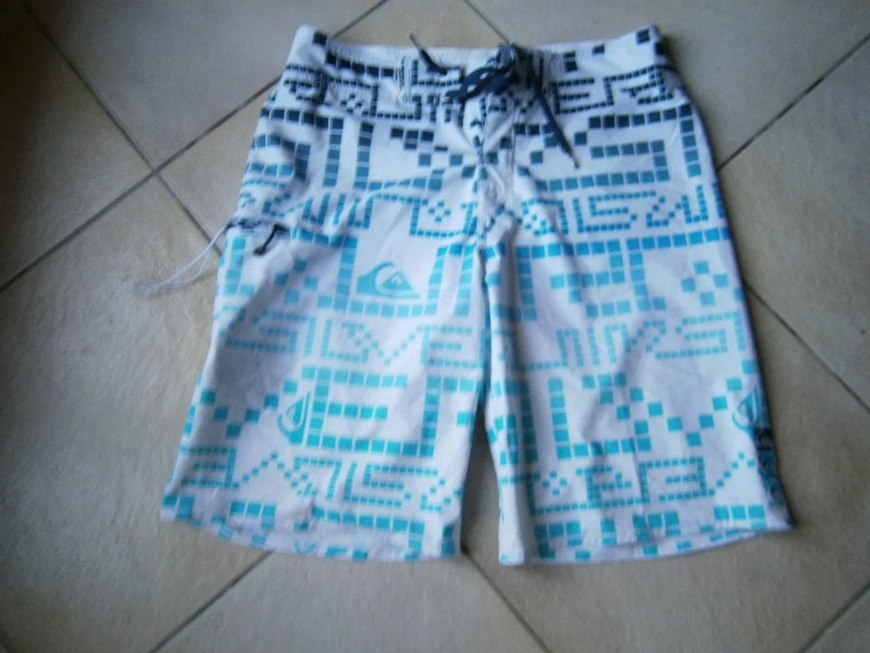 SHORT DE BAIN HOMME BLANC MOTIFS BLEUS TAILLE U.S 32 MARQUE QUIKSILVER - Photo 1/1