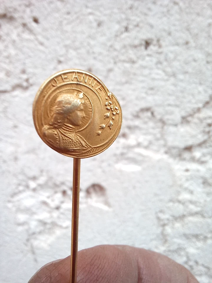 Ancienne Epingle à Cravate / Chapeau Jeanne D ' Arc Métal Doré - Photo 3/4