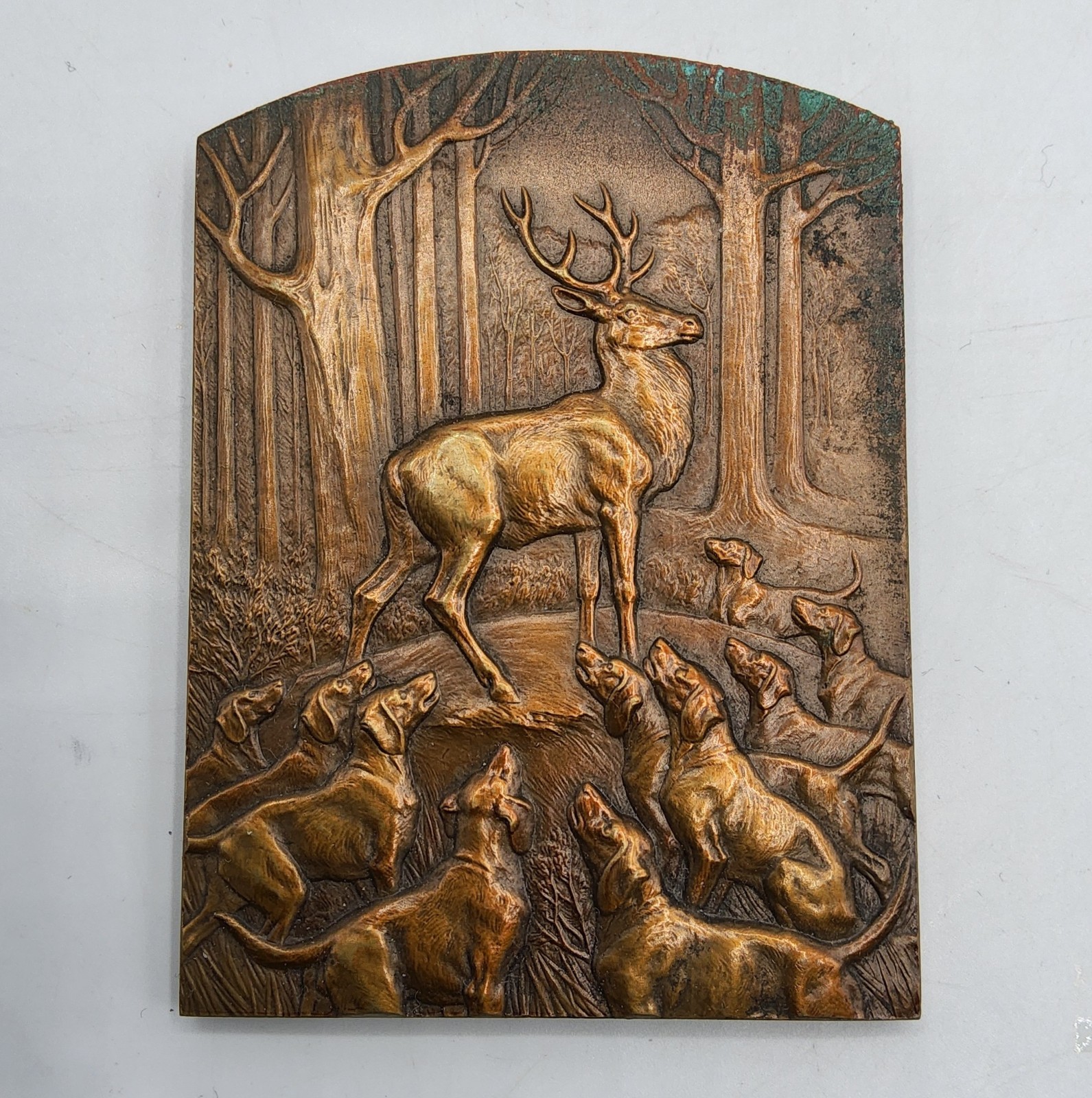 Médaille en métal patiné à décor de Chasse à courre Vénerie signée Viron XXème