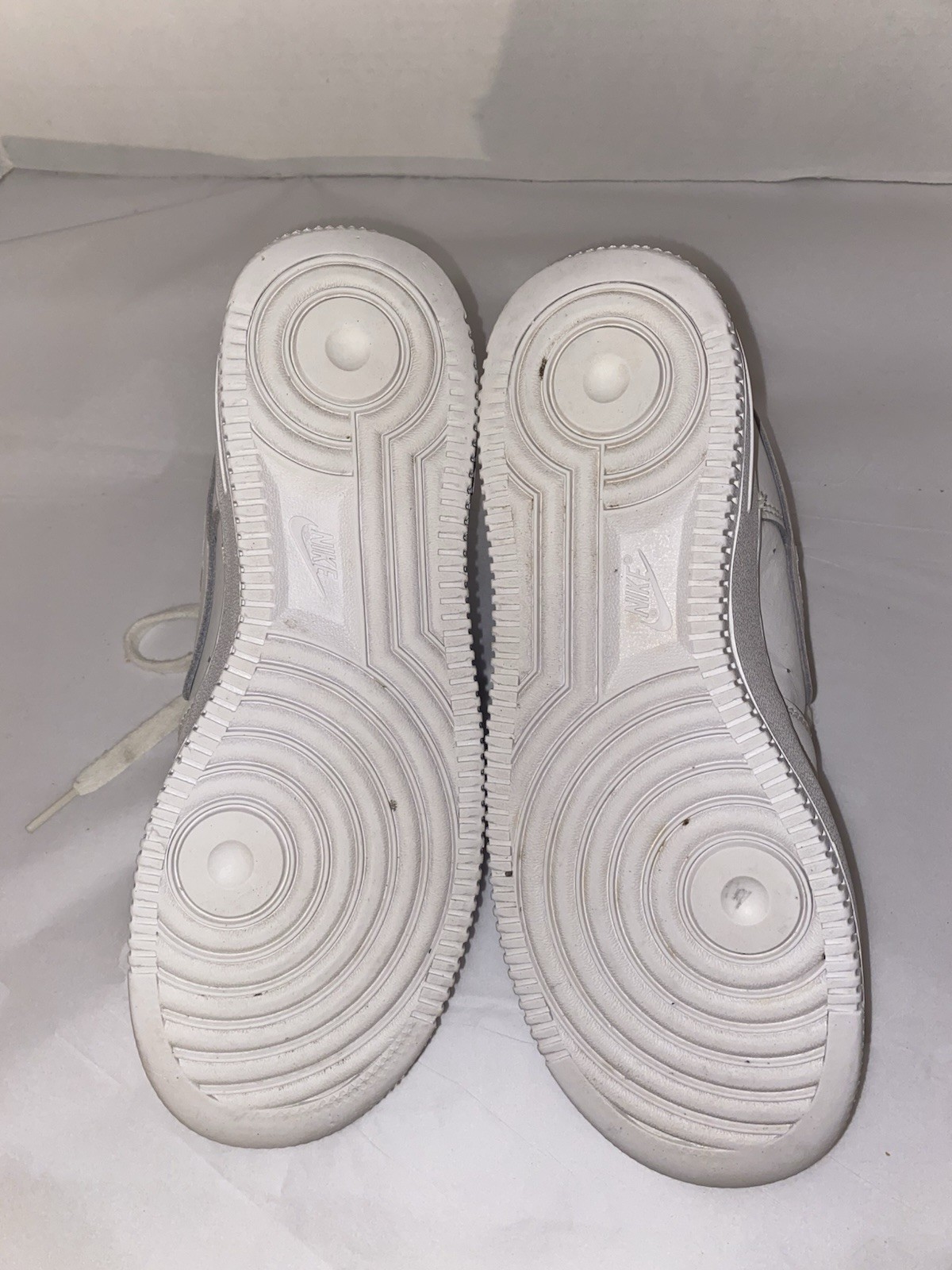 - Nike Air Force 1 LE Low Triple White Size 5 Y thumbnail 5