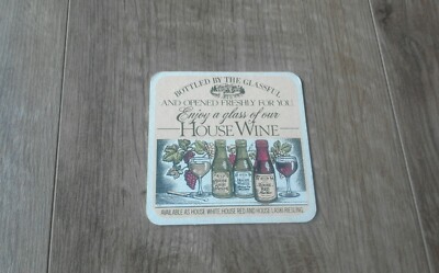 Genießen Sie ein Glas unseres Hauses Wein Bierdeckel 
