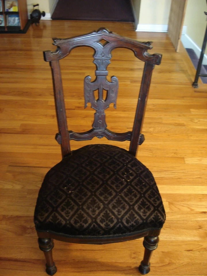 Sillas laterales antiguas estilo renacentista (2) Foto 2 de 4