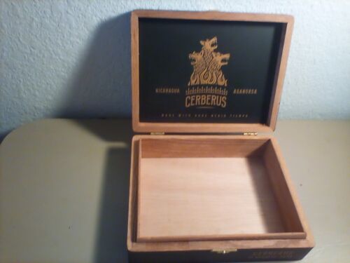 Caja de cigarros de madera Cerberus Robusto 5x54 "Guardián de la granja" - Imagen 2 de 5