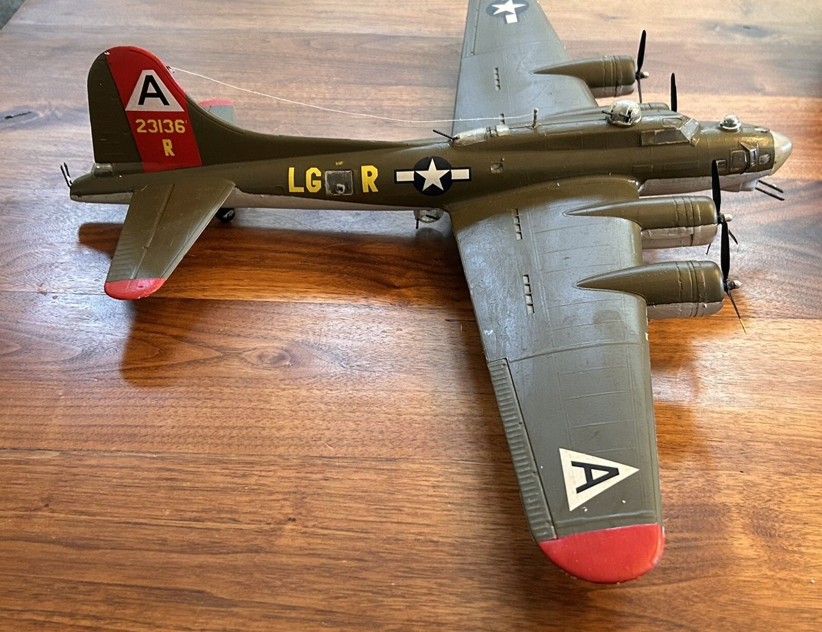 BUILT B-17 FLYING FORTRESS REVELL, 1:48 SCALE 26” Wing Span