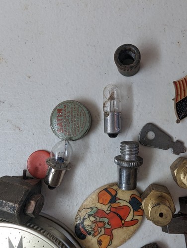 Vintager Junk Draw Old Metal Trinkets Artifacts License plate Keychain Esco - Picture 9 of 22
