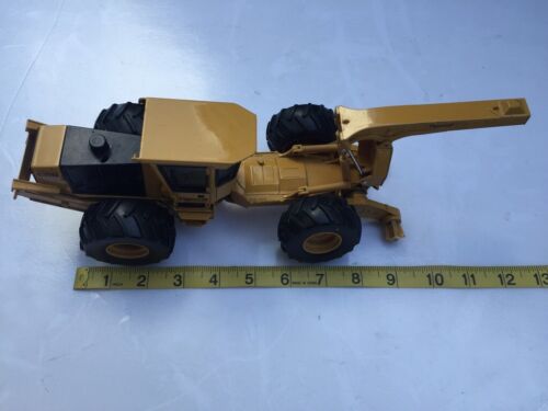 Tigercat 635D Skidder 7 Inch Diecast - 1/32 - Tractor Logger Miniature Figurine - Picture 4 of 13