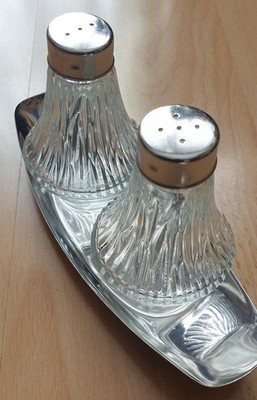 * Salz & Pfefferstreuer / aus Glas mit Edelstahlkappen / 2 Cromargan-Schalen *