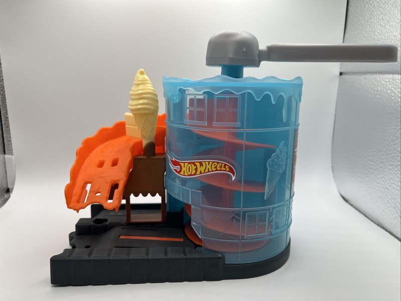 Hot Wheels City Downtown Ice Cream Meltdown Playset 2019 Mattel GJK74