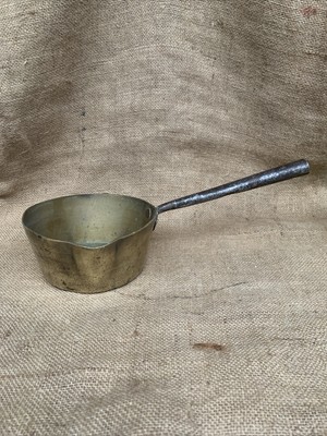 Antiker Soßenpfanne aus massivem Messing mit Eisengriff und Kupfernieten