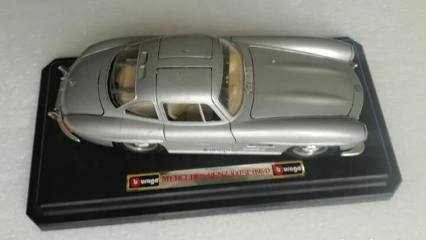 Coche de metal Mercedes Benz 300 SL 1954 - Burago, 19 cm de largo (incluye peana