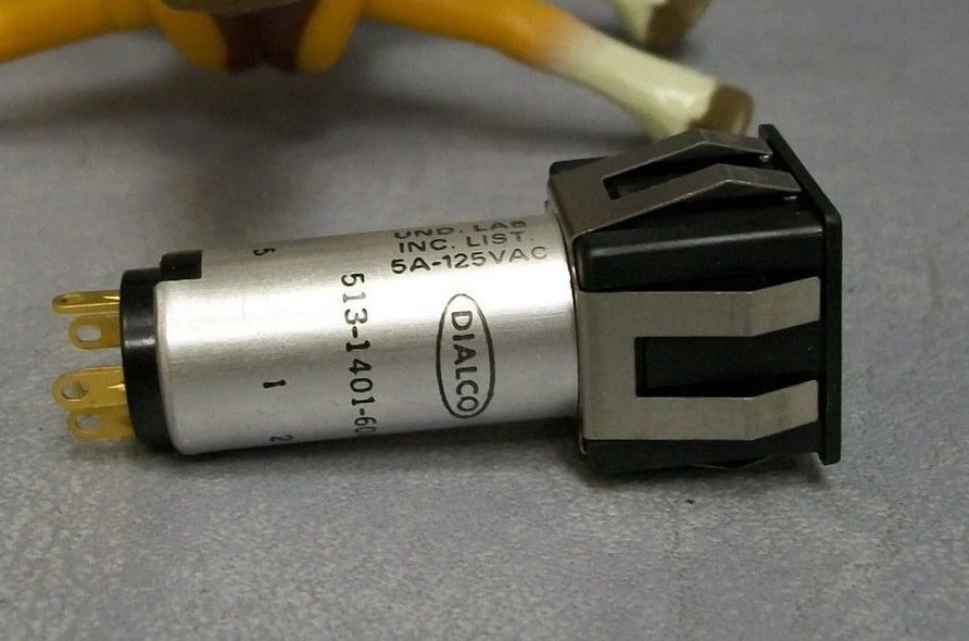 Interruptor pulsador Dialight 513-1406-001 Dialco SPDT 5A 125VAC 30VDC Foto 2 de 3