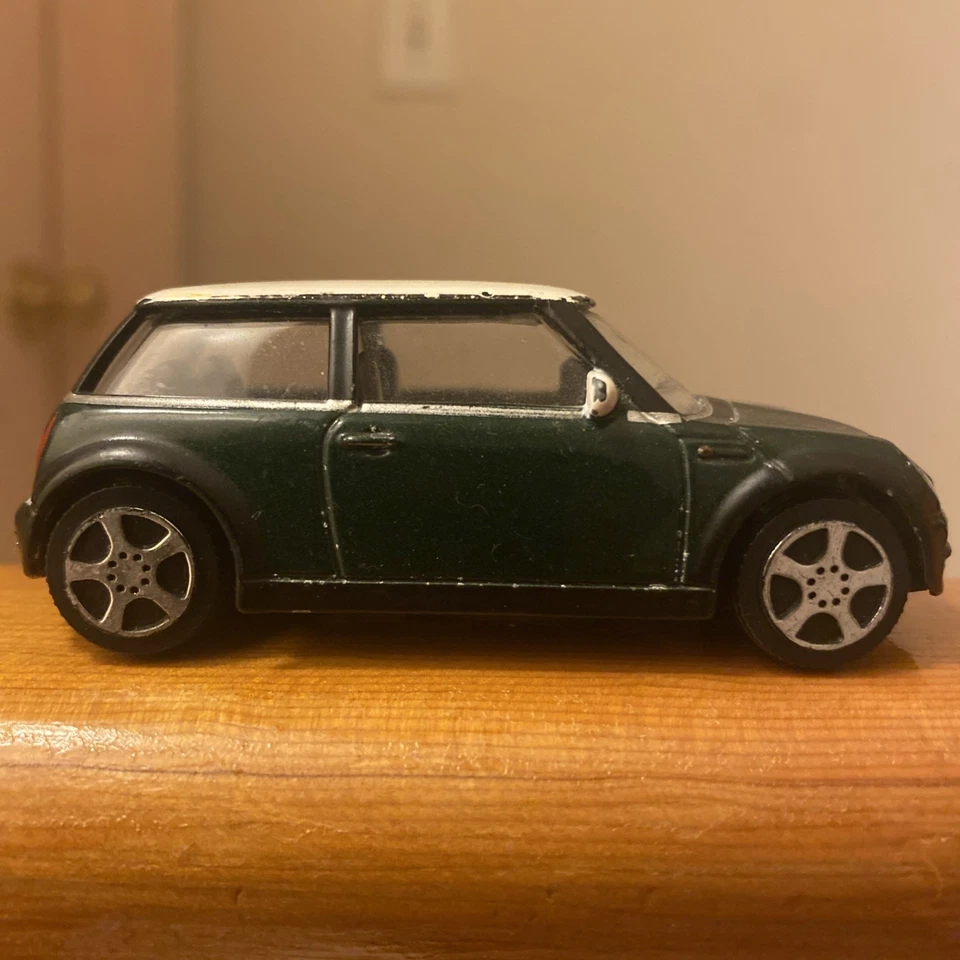 Burago Mini Cooper R50 2000 in White/Dark Green Color 1/43 Scale - Image 3 of 4