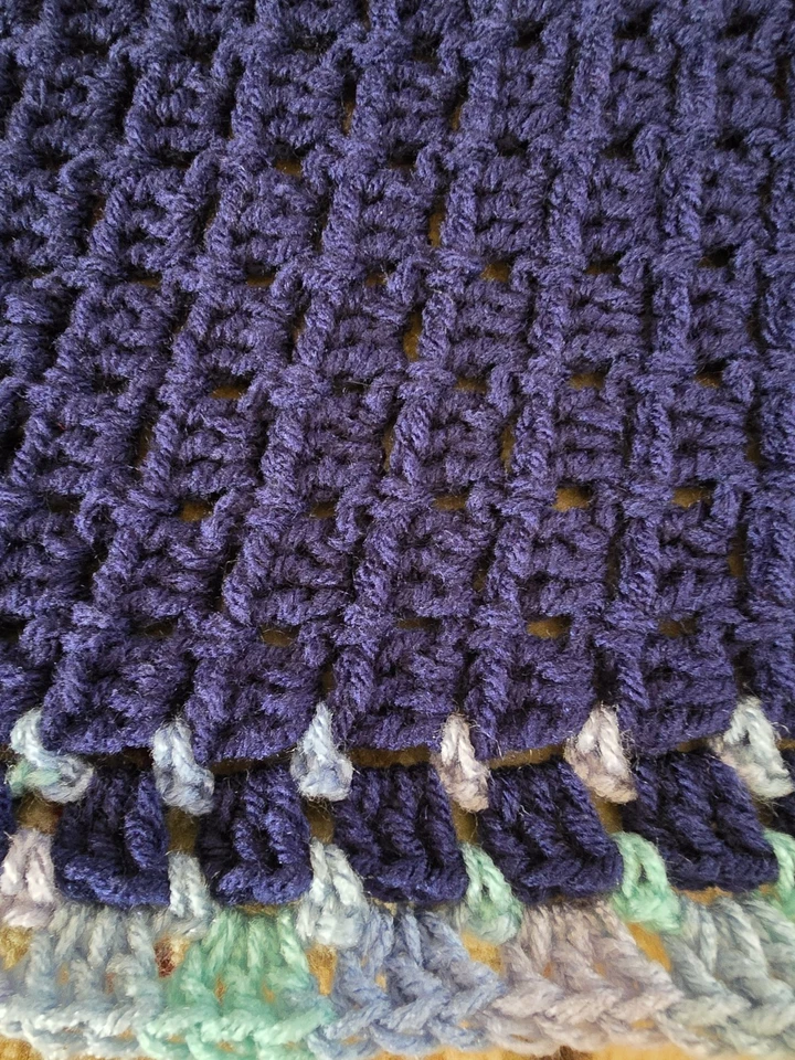 Manta bebé casera. Borde gris/multicolor. Hecho en casa de no fumadores. Foto 2 de 2