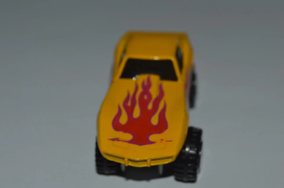 Monster Vette 1975 vintage Hot Wheels amarillo Monster Tires Malasia usado 1:64 Foto 3 de 4