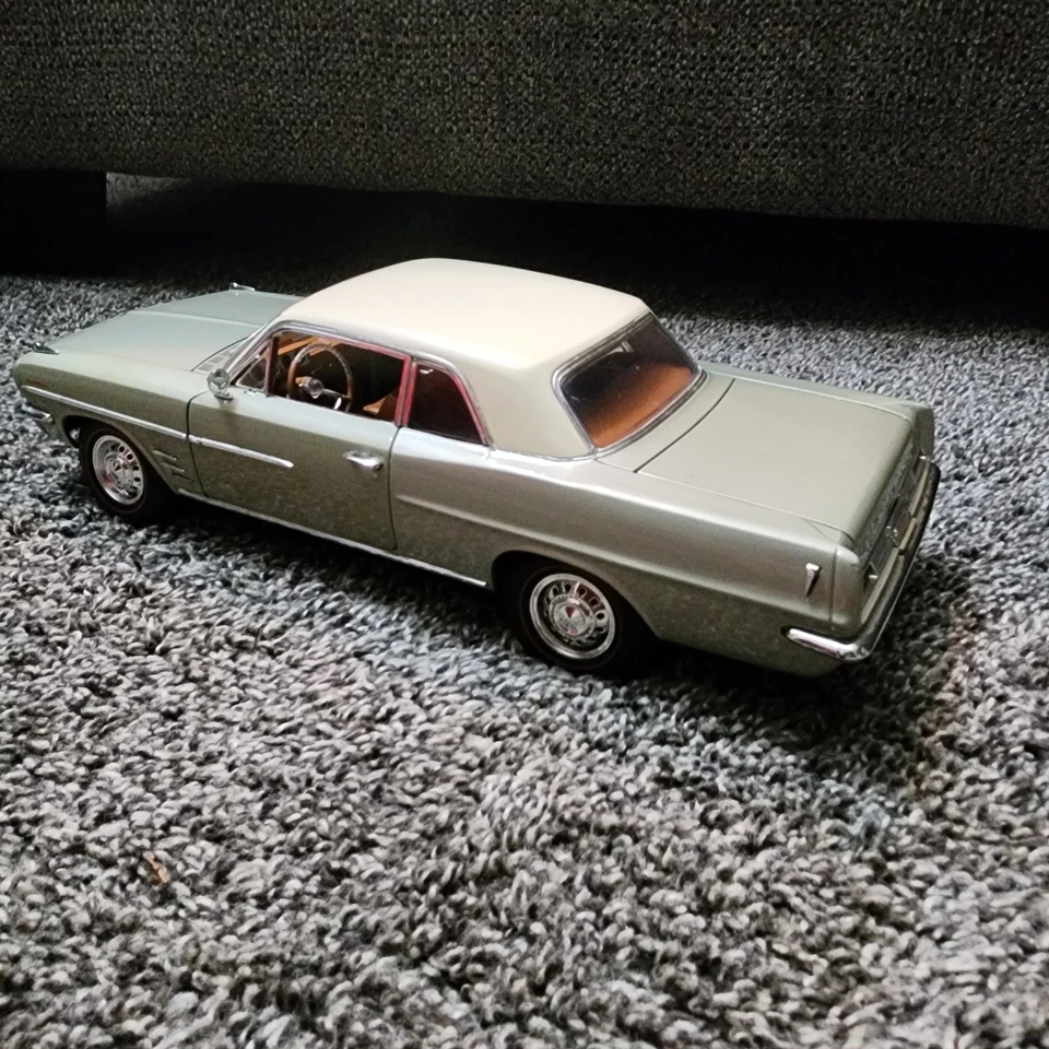 Highway 61 ~1963 Pontiac Tempest LeMans Coupe -Caravan Gold & Ivory~ 1:18 - Image 2 of 4