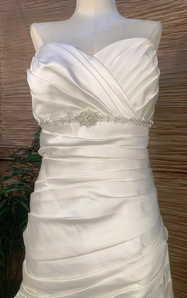 Elegante Vestido de Novia Blanco Satinado Sin Tirantes Acanalado Vestido de Novia Mediano-Grande Foto 4 de 4