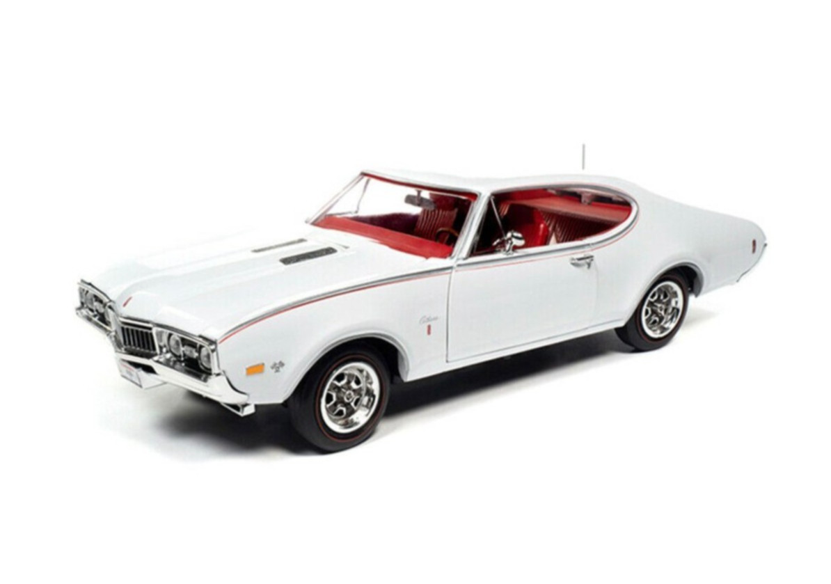 Voiture miniature 1968 Oldsmobile Cutlass AutoWorld 1/18 pour décoration de bureau rétro