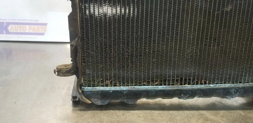 84 TOYOTA LAND CRUISER FJ60 4.2L RADIATOR ASSEMBLY - Image 4 of 4