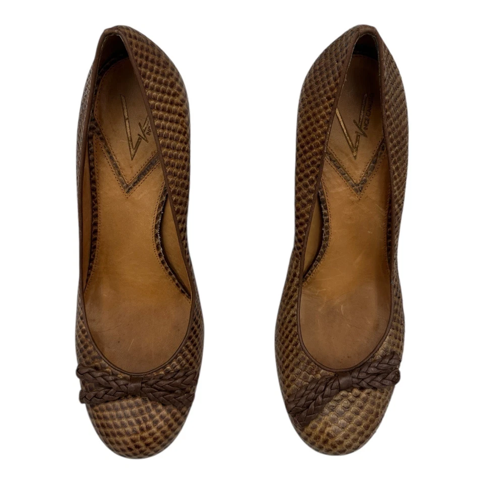 Zapatos de salón Vince Camuto de piel de serpiente con moño en relieve para mujer talla 8B de cuero marrón Foto 2 de 4