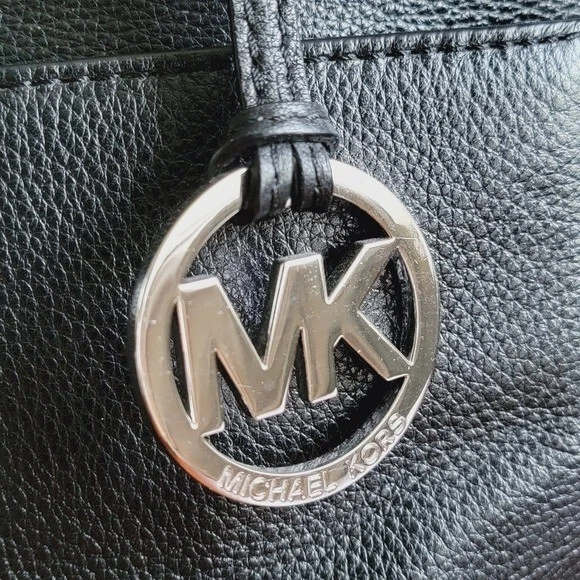 Bolso de Mano Michael Kors Sloan Grande Cuero Guijarro Negro con Bloqueo Giratorio Foto 3 de 4