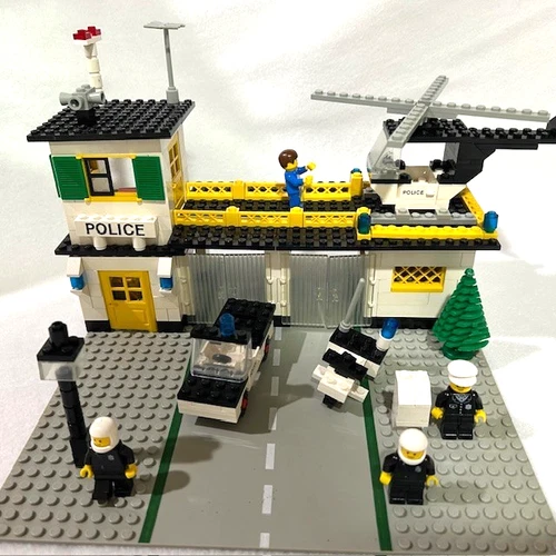 1979 Lego Set 588 Police Headquarters - 97% complete - Wear from Play NO BOX