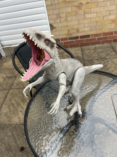 Lumières et sons Jurassic World Indominus Rex. Bras et jambes posables 45 cm