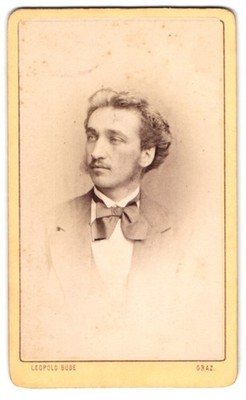 Fotografie Leopold Bude, Graz, Salzamtgases 3, Charmanter Herr im Anzug mit Fli 