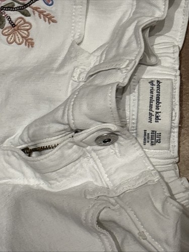 Abercrombie Girls High Rise Relaxed Embroidered Flower Shorts 11/12 EUC White - Picture 3 of 3