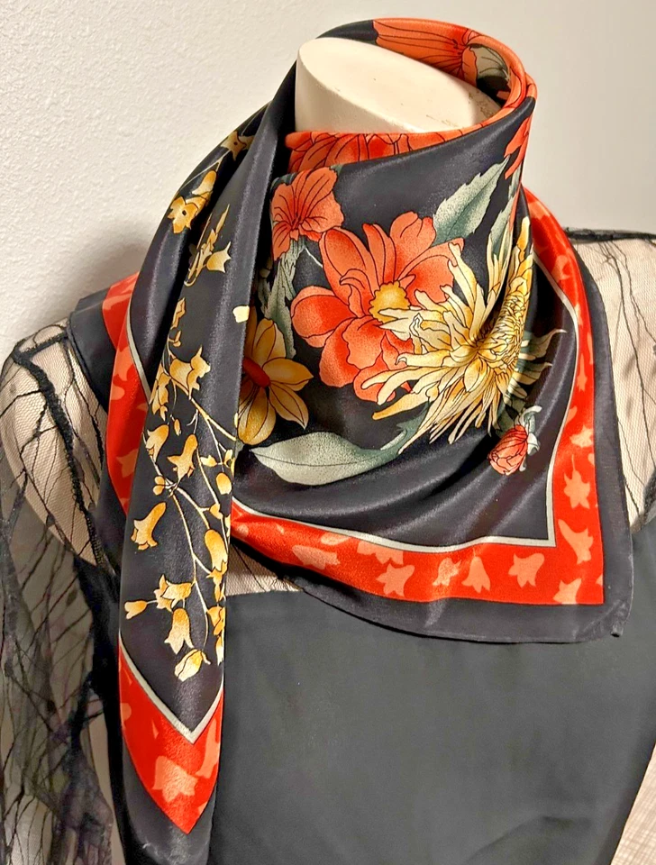 Bufanda vintage cuadrada mediana negra, naranja y dorada con patrón floral de 28 pulgadas Foto 4 de 4