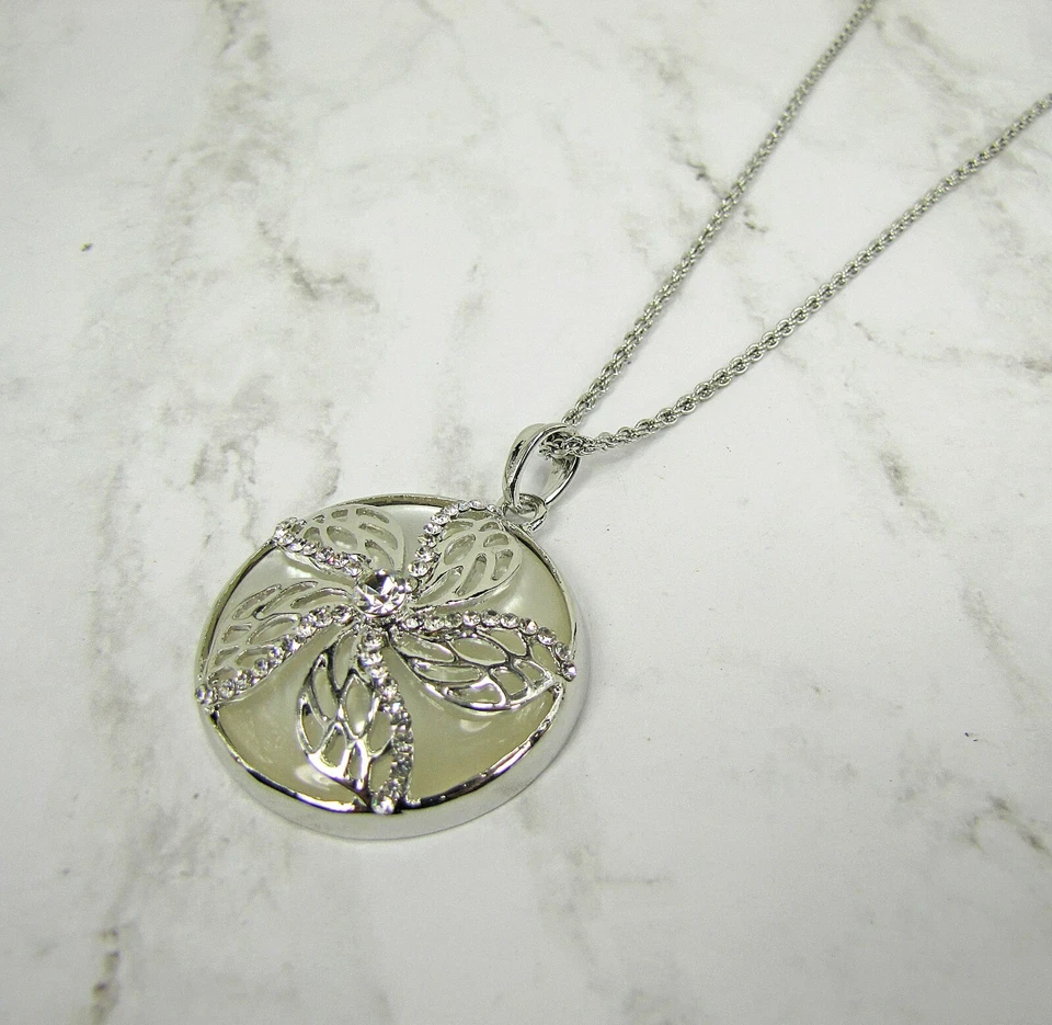 Colgante Flor Redonda con Cristales Colocados en él y encima de un Engaste Blanco NUEVO Foto 4 de 4