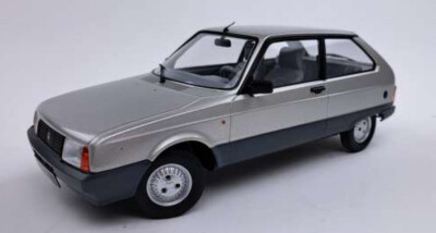TRIPLE 9 1/18 CITROEN AXEL 1990 SILBER MODELLBAU STATISCHES MODELL DIECAST