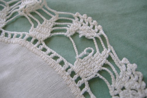VINTAGE EIGHT INCH ROUND WHITE DOILY WITH HAND CROCHETED TRIM~RA - Bild 4 von 4