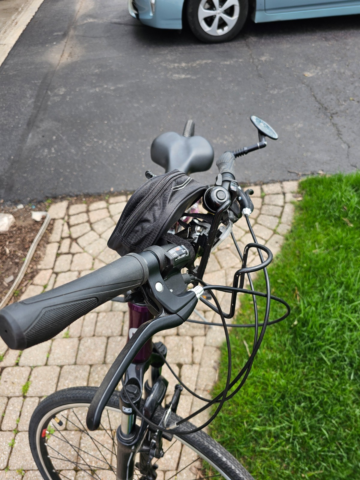 Two wheel womens bike with mirror, water bottle holder, travel pouch, 21 gears