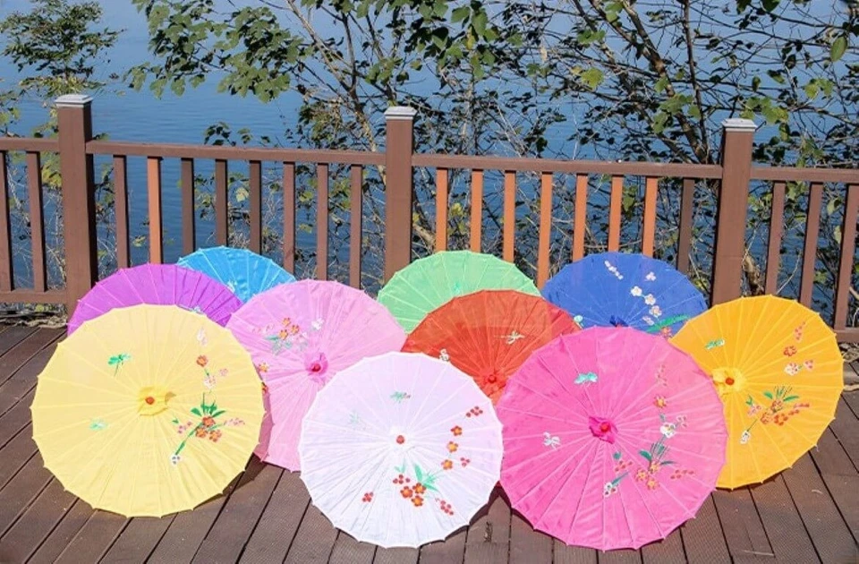 Paraguas chino tradicional en flor de cerezo Foto 2 de 4