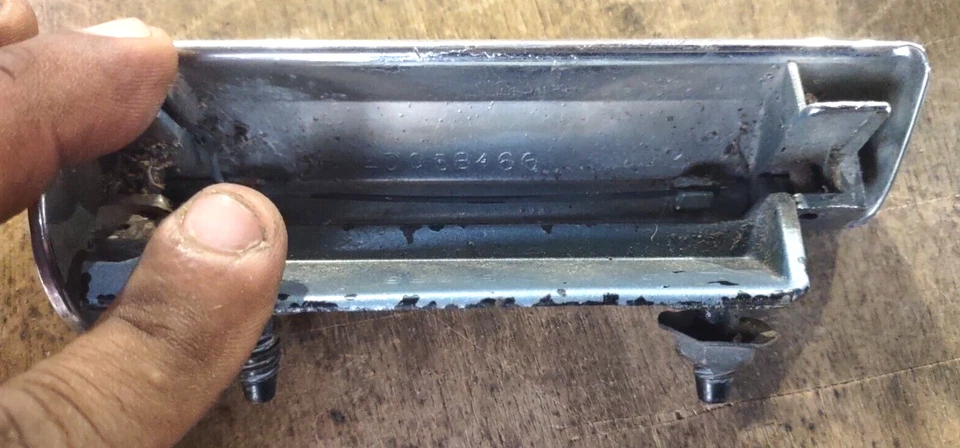 Manija de puerta exterior derecha para auto GM 1980-90 CHEVY BUICK OLDSMOBILE PONTIAC FC-5 Foto 4 de 4