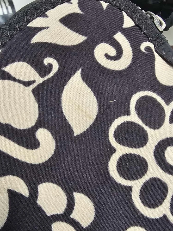 Funda de neopreno para computadora portátil Built NY French Bull 13-15" diseño floral negro blanco Foto 3 de 4