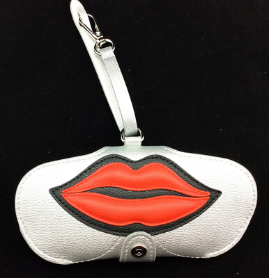 Brillenetui silber mit red Lips zum anhängen Eco-Leder gehört zu den IT-Pieces