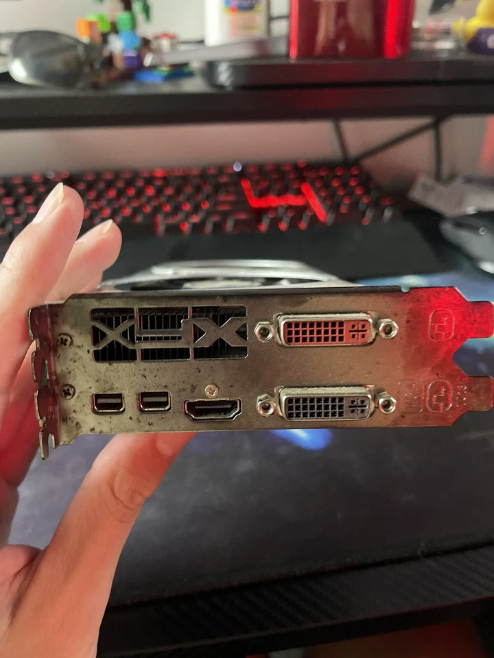 Mini puerto de pantalla AMD Radeon HD7950 3 GB DDR5 2DVI/HDMI/2x Foto 4 de 4