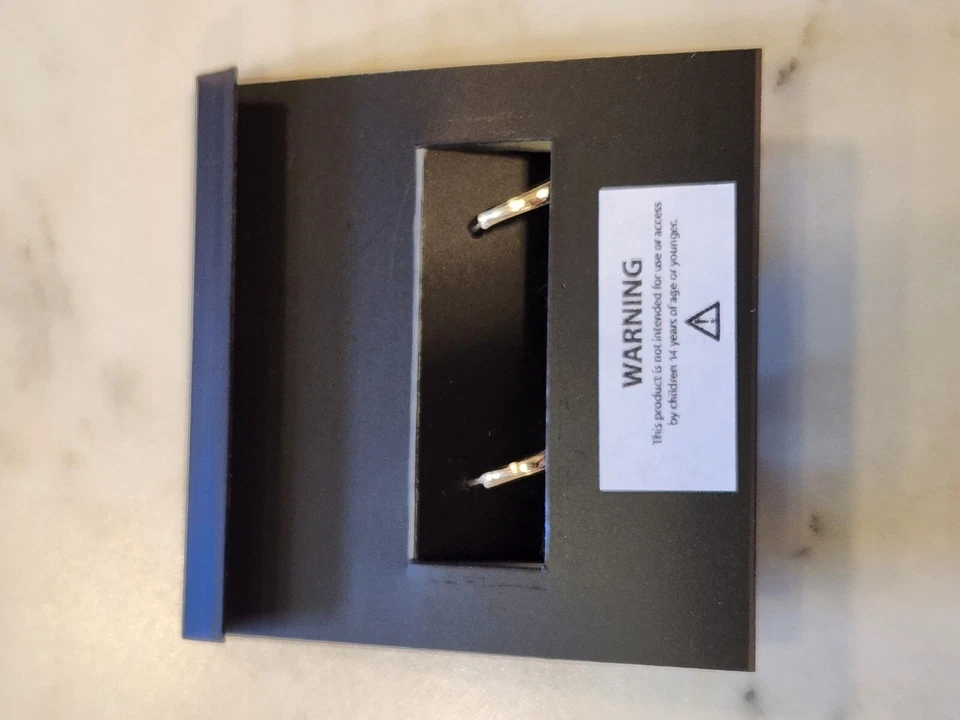 Pendientes colgantes Anne Klein tono dorado con cristales morados y transparentes Foto 3 de 4