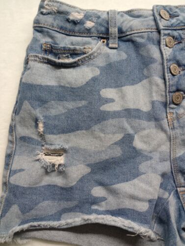 Time & Tru Damen 6 hoch geschnittene blaue Tarnmuster Denim abgenutzt Knopfleiste Booty Shorts - Bild 2 von 10
