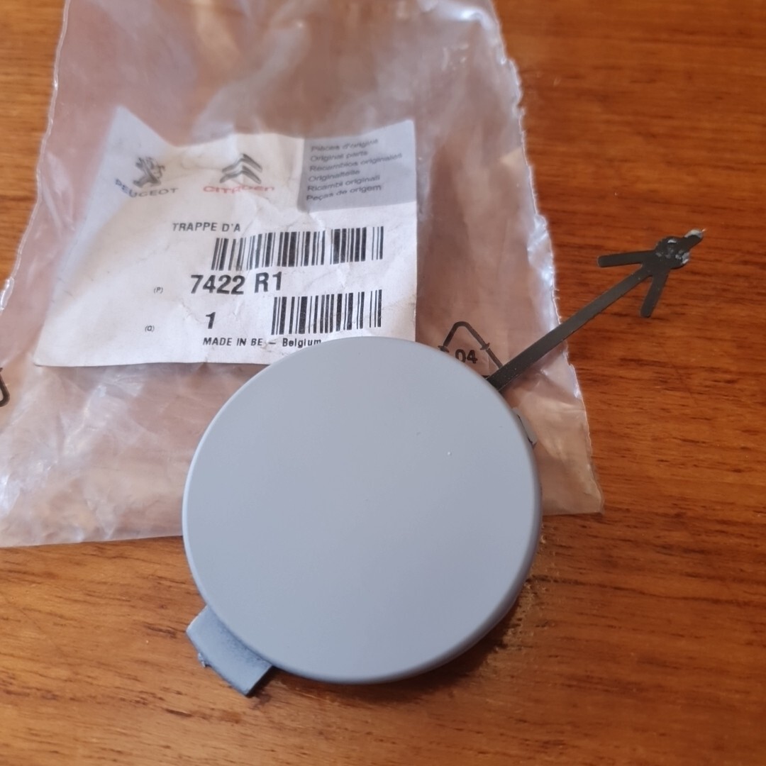 Cache trappe d'accès pare-choc arrière Peugeot RCZ obturateur crochet remorque 7422R1