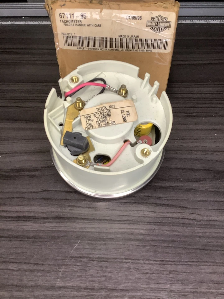 Тахометр оригинальный производитель Harley-Davidson 67111-85 новый из старых запасов — 1984–1994 FXR FL Softail Touring - Изображение 2 из 2