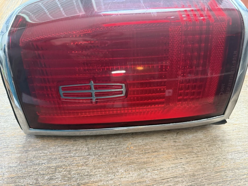 Luz trasera Lincoln Town Car 1990-1997 lado derecho del pasajero OEM Foto 2 de 4