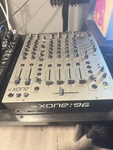 mixer dj xone 96 con 1 año de garantía factura y manual de uso, muy poco uso - Imagen 3 de 4